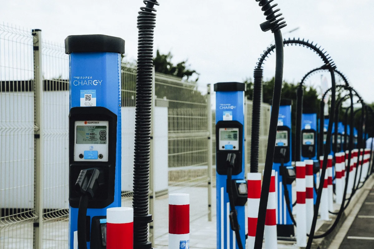 Rangée de bornes de recharge rapide pour véhicules électriques
